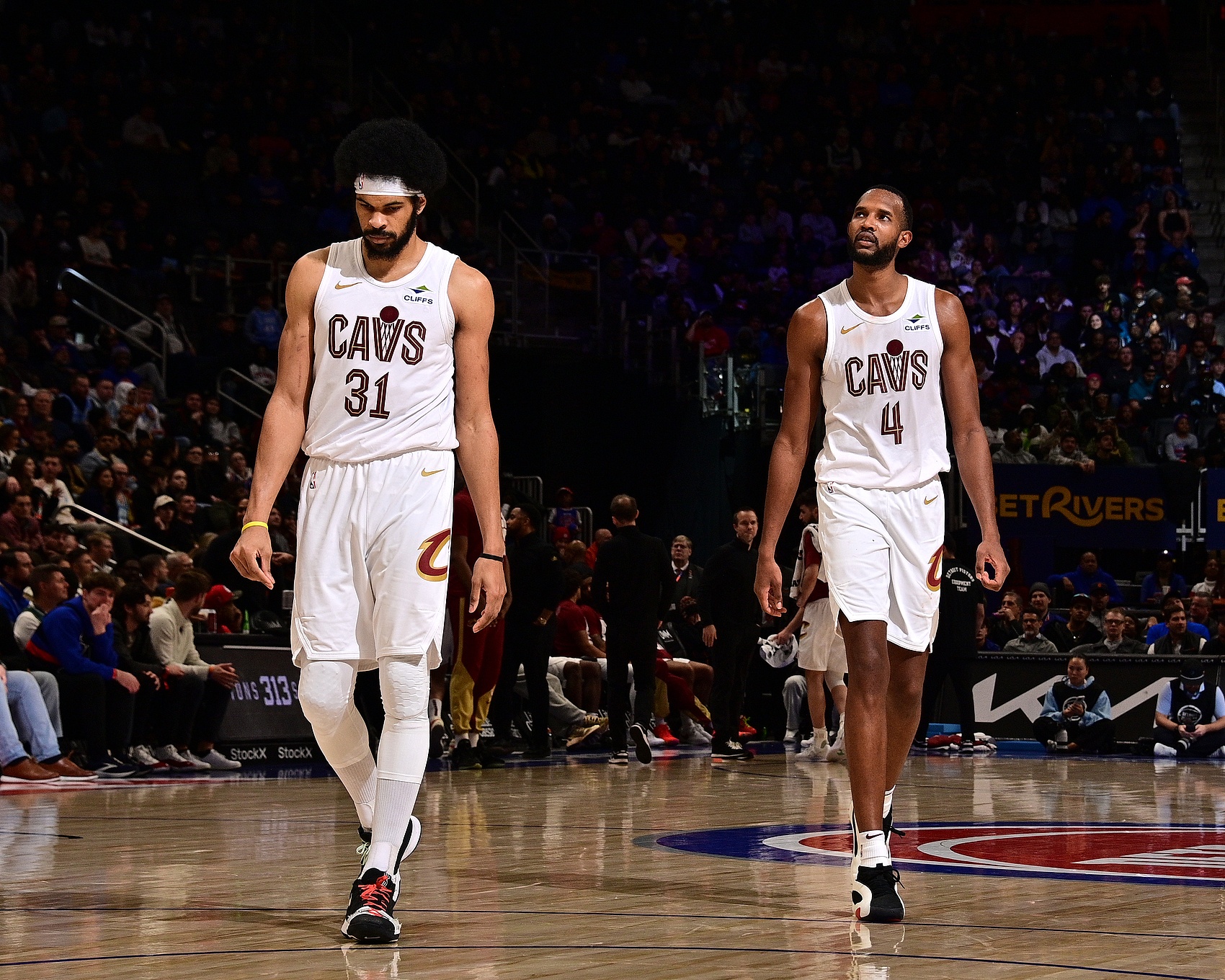 轮番轰炸!贾勒特·阿伦单臂空接 随后莫布里突破暴扣打停黄蜂