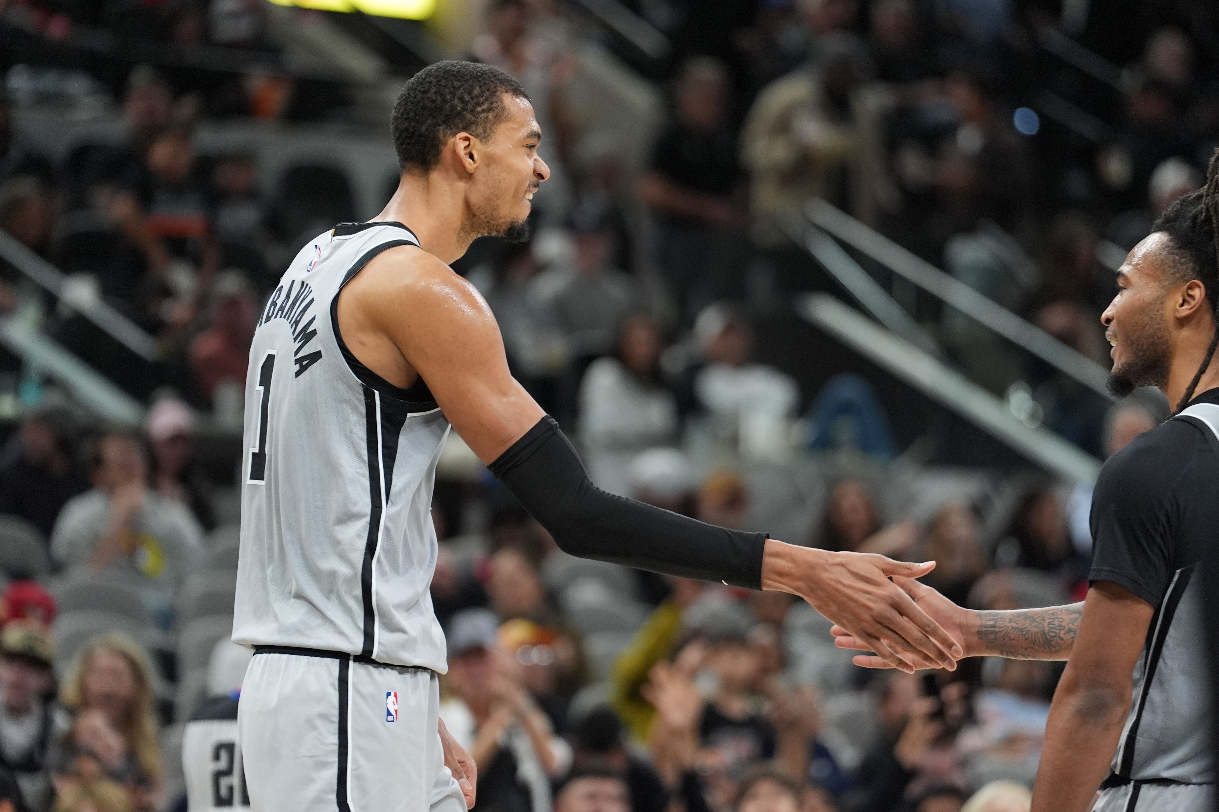 开云体育官网登录-米奇：文班移动&amp;防守站位都很好 他看起来状态很不错